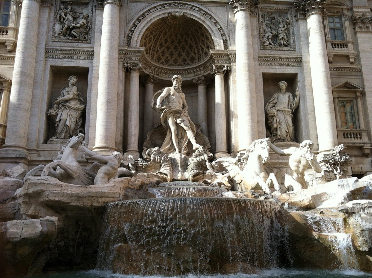Fontana di Trevi con turisti