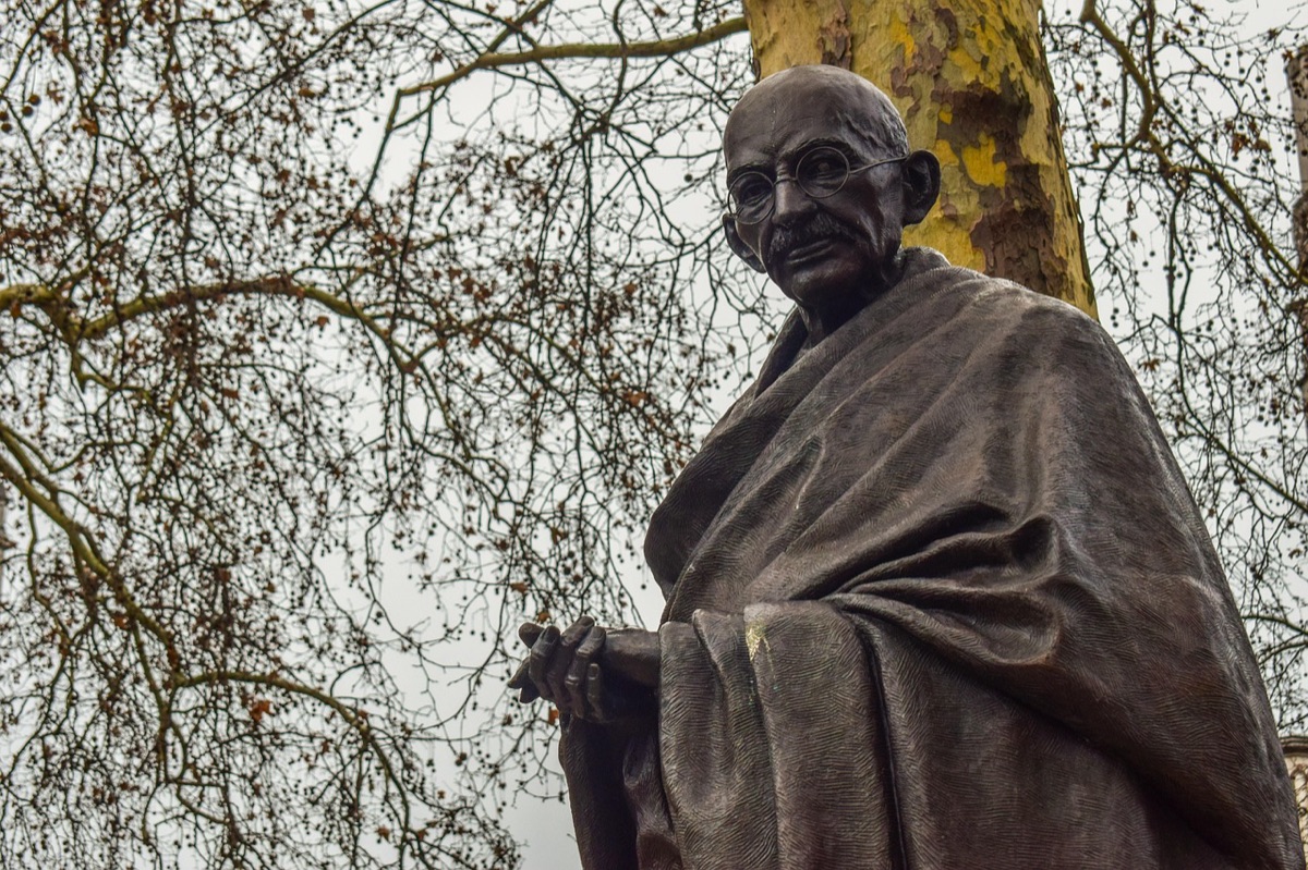 estatua de bronze em praça pública
