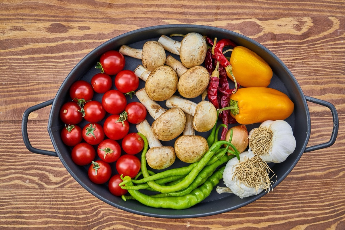 vendedor romano com tomate e pão