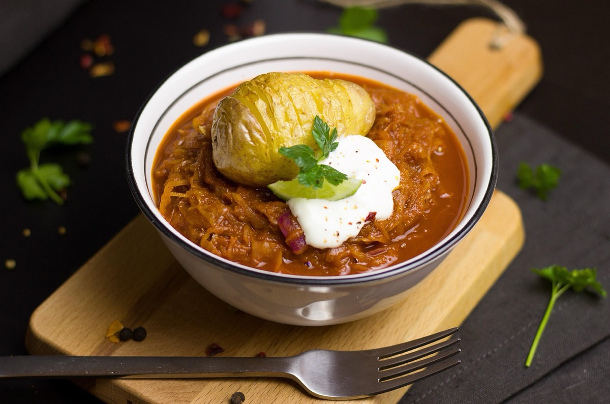 plato de pasta romana con salsa de tomate