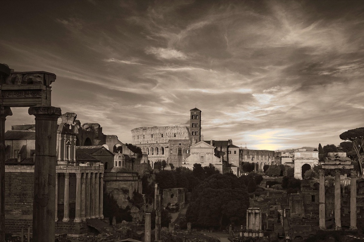ristorante a tavola in roma con colosseo di fondo