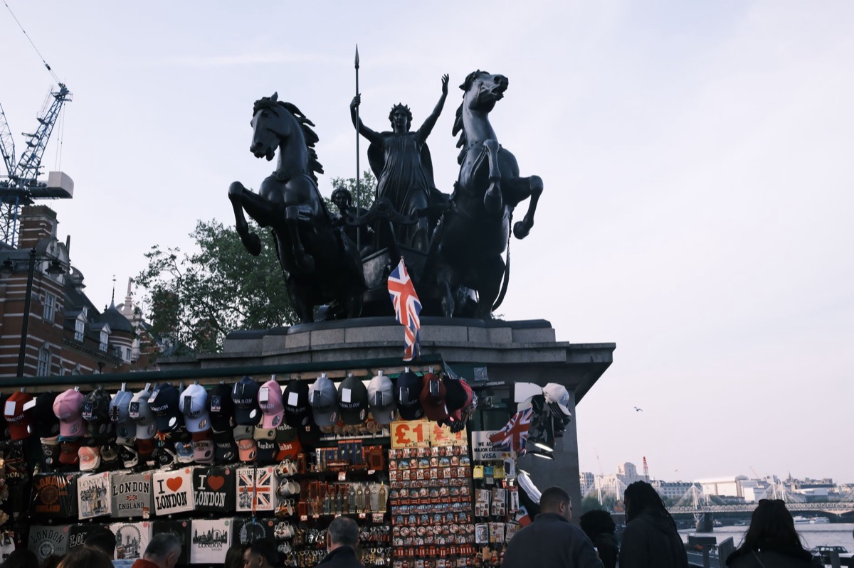 monument romano-germanique et vendeur de rue