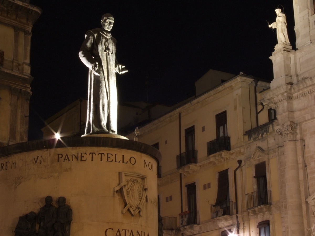 romeinse forum met oude statuetten