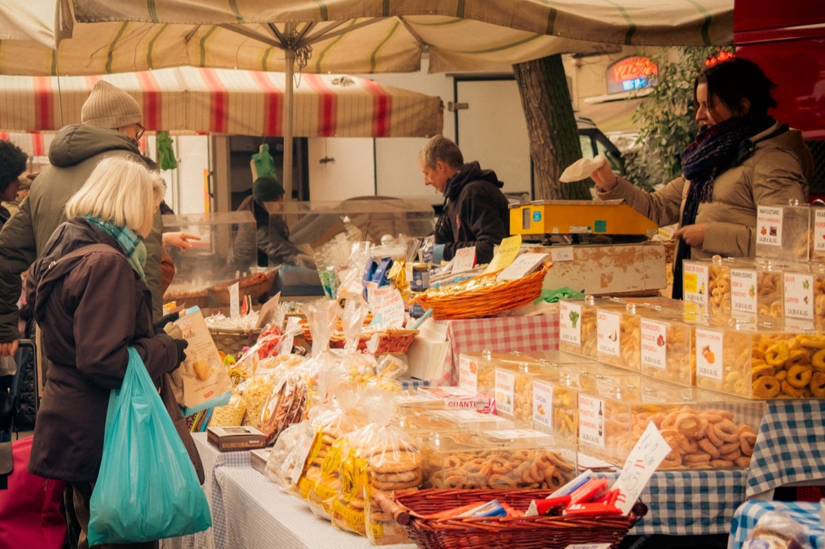 Mercado local em Roma com mercadorias