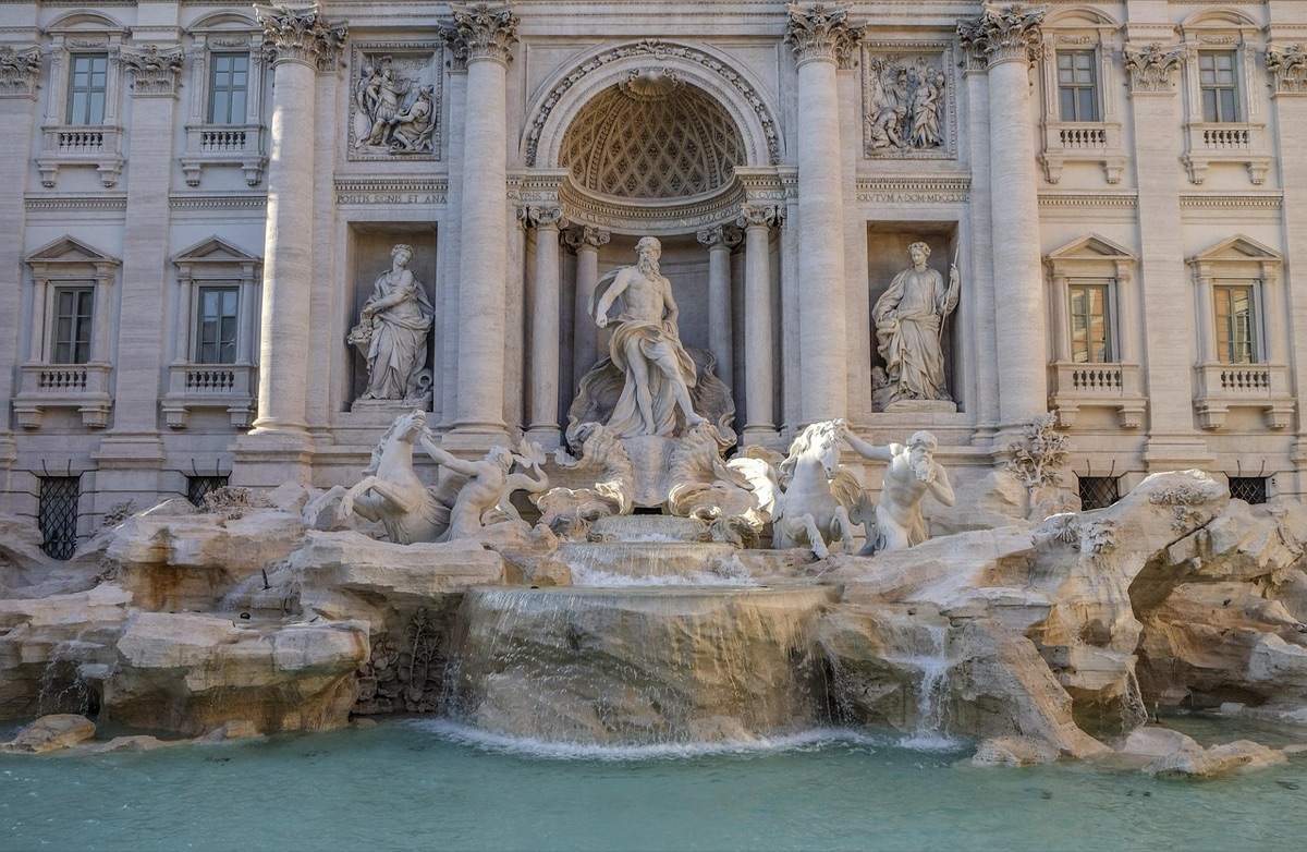 トレヴィ fountainの夕陽：夕方の光に照らされた石像