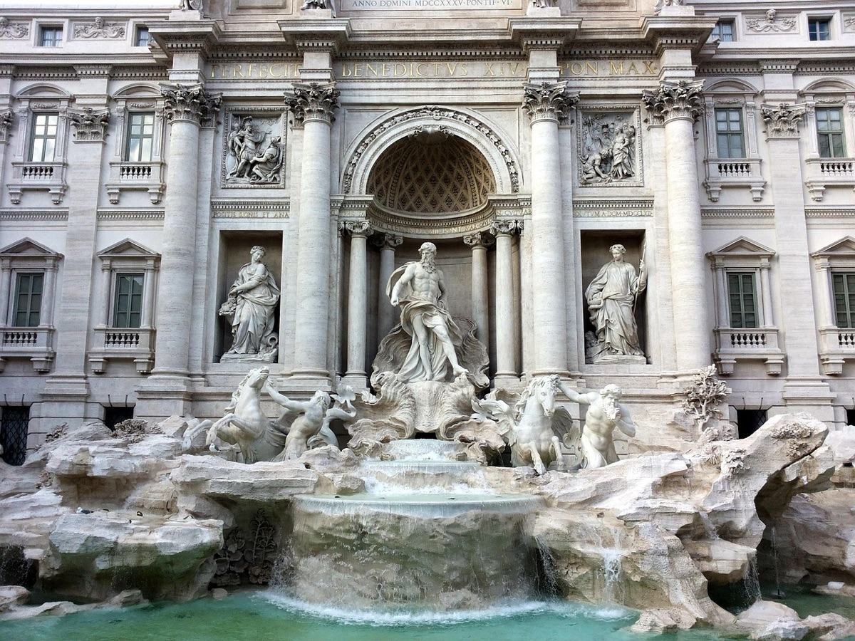  Trevi Fountain 點亮的黃金時刻