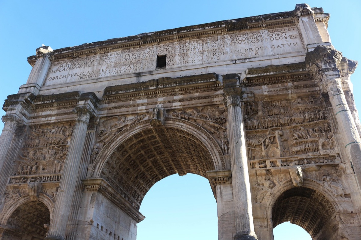 Piazza romana con archi e colonne