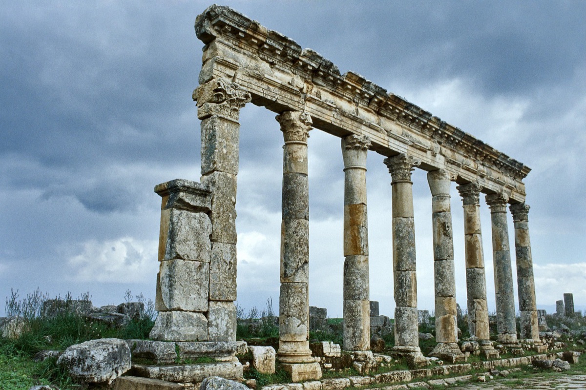 Roman villa with colonnade and courtyard