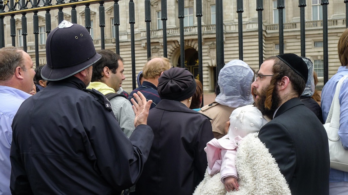 folla in attesa del Vaticano