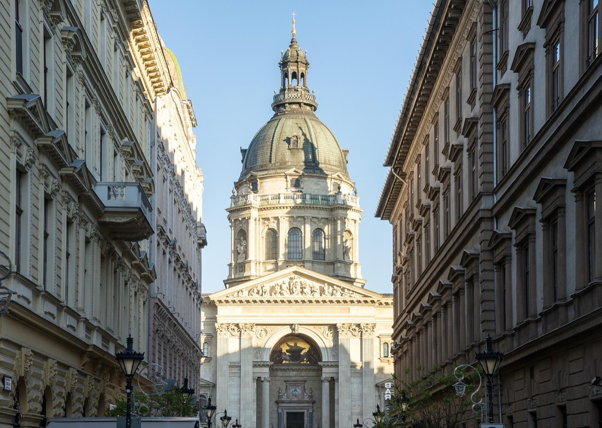 entrata di una chiesa cattolica romana con scalini in marmo