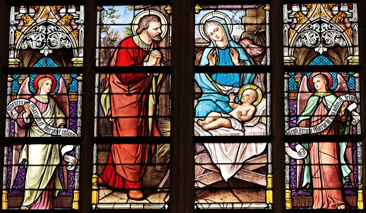 interno di una chiesa romana con vetrate colorate