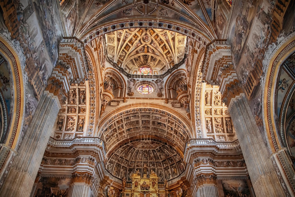 igreja católica romana: interior com detalhes arquitetônicos