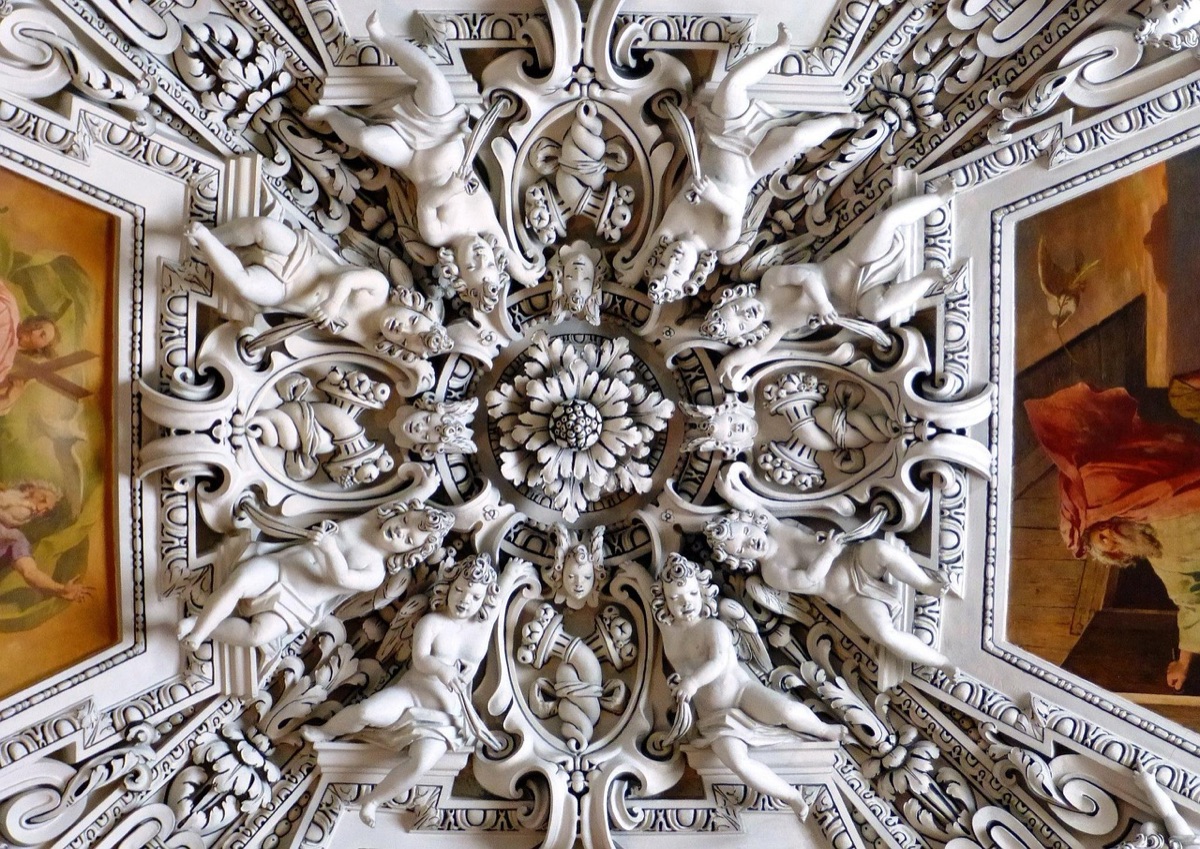 chiesa romana con archi e dettagli pietra